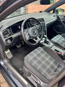 VOLKSWAGEN 
                GOLF GTE Thumbnail 8