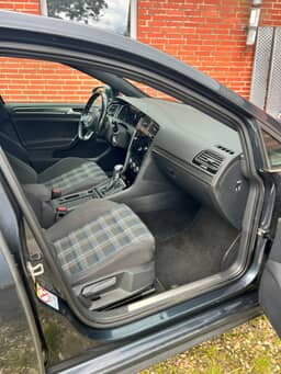 VOLKSWAGEN 
                GOLF GTE Thumbnail 6