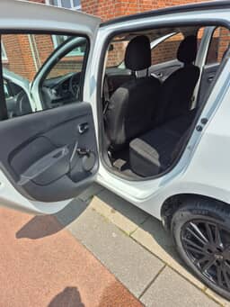 DACIA 
                SANDERO Thumbnail 12