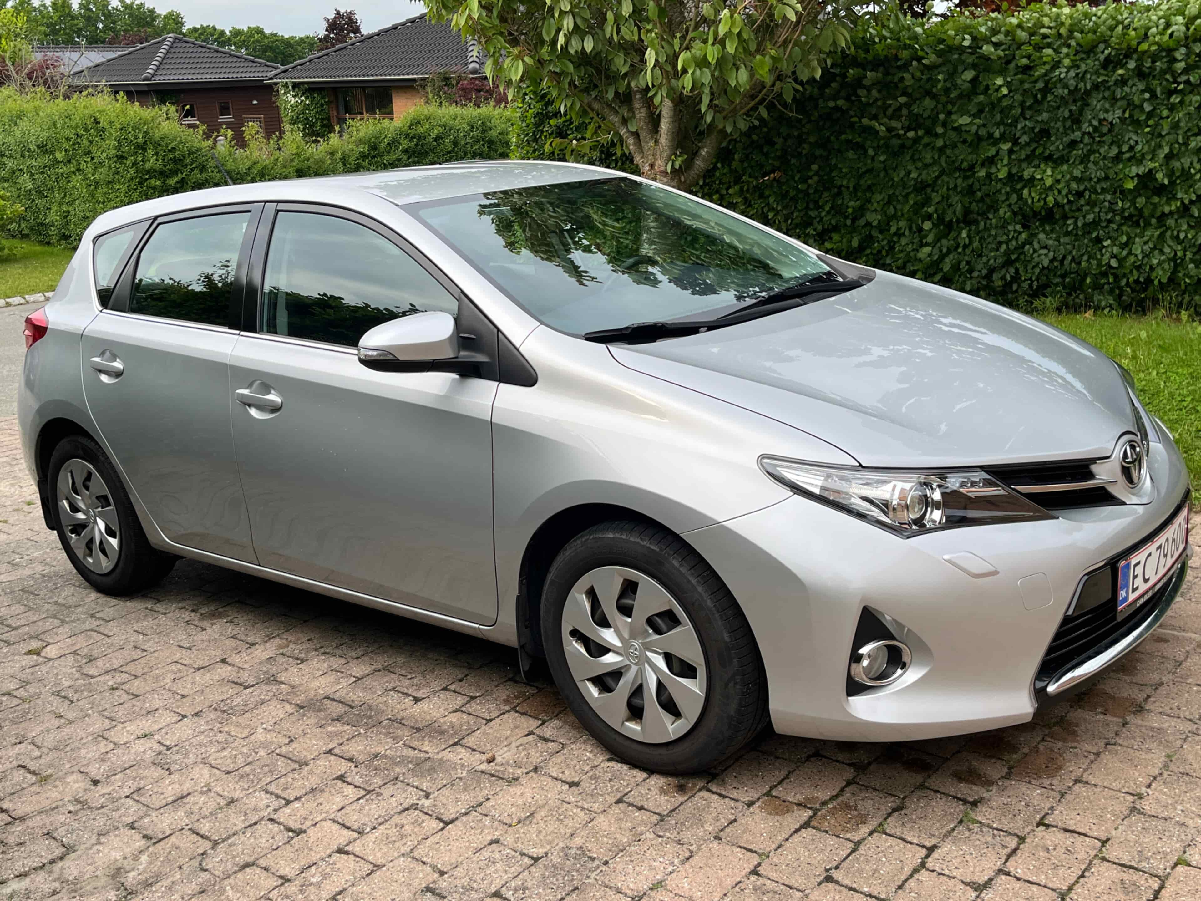 TOYOTA AURIS