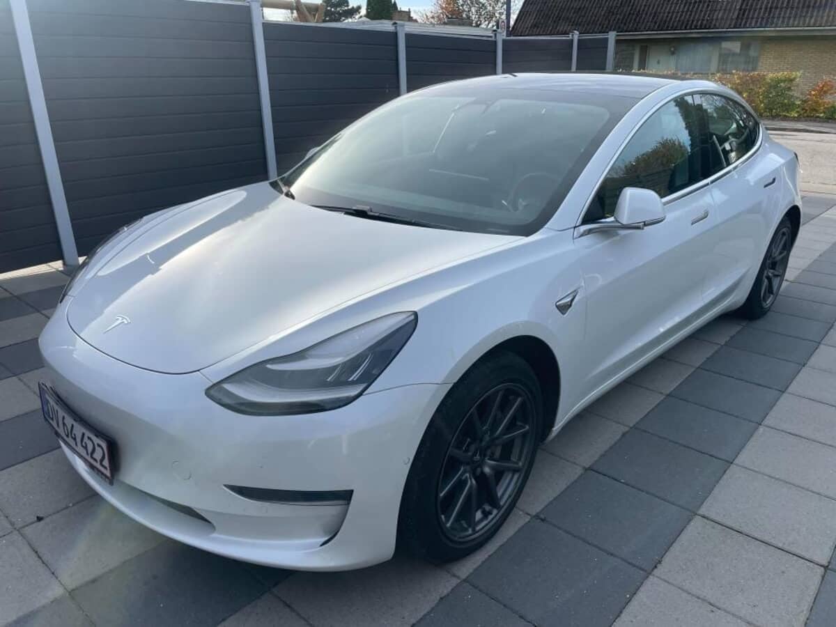 TESLA
Model 3 1