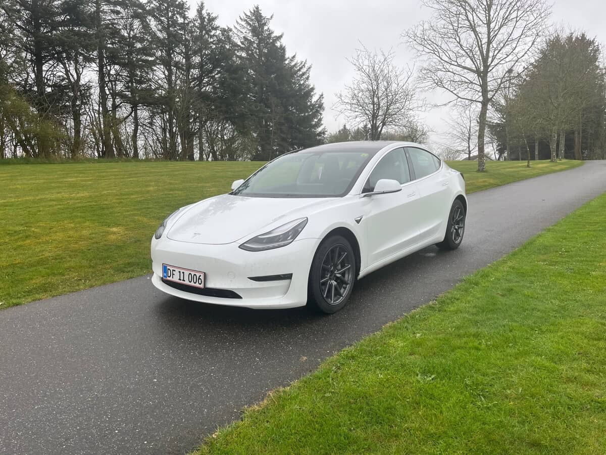 TESLA
Model 3 1