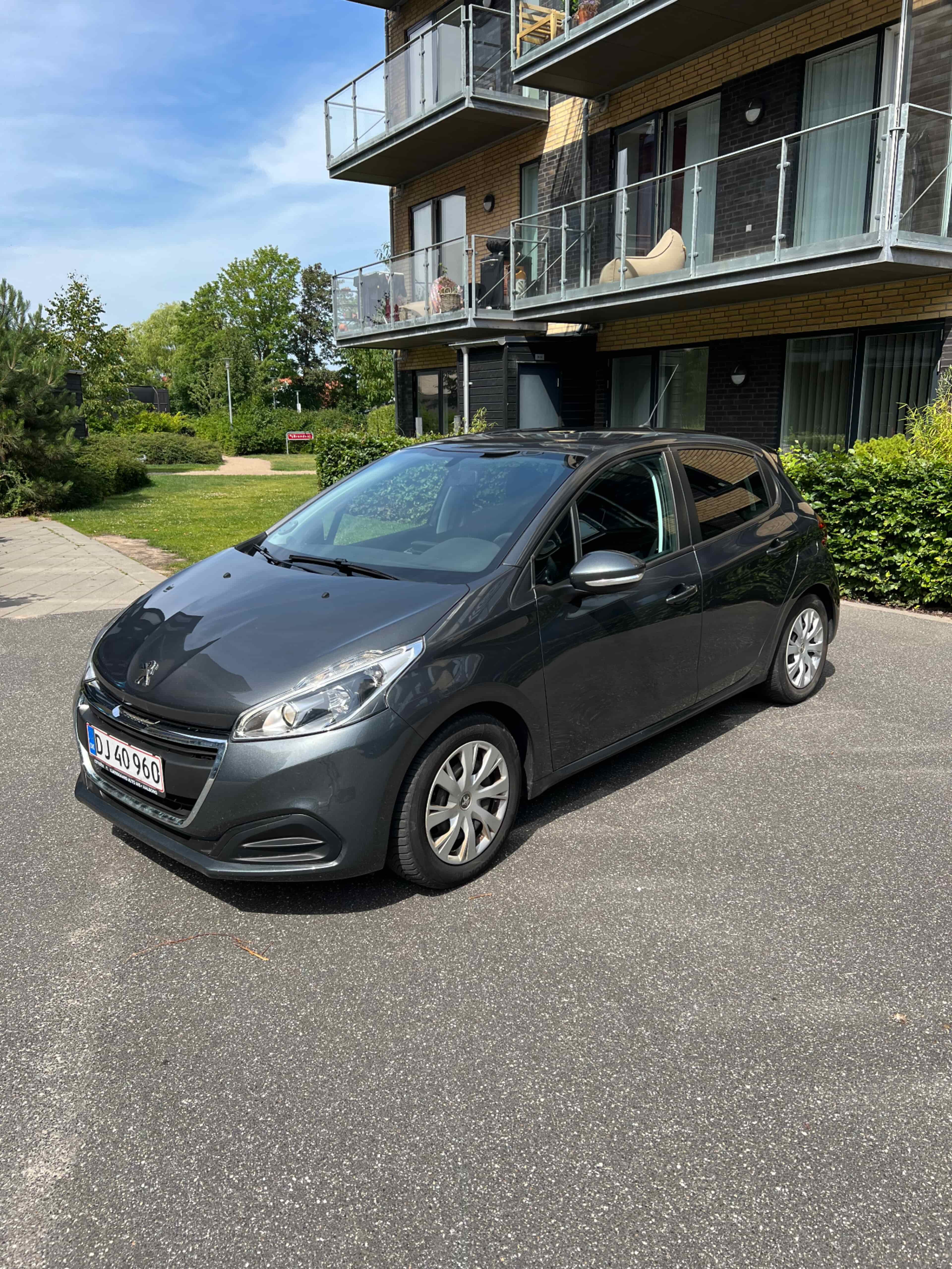 PEUGEOT 208