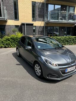 PEUGEOT
208 Thumbnail 3