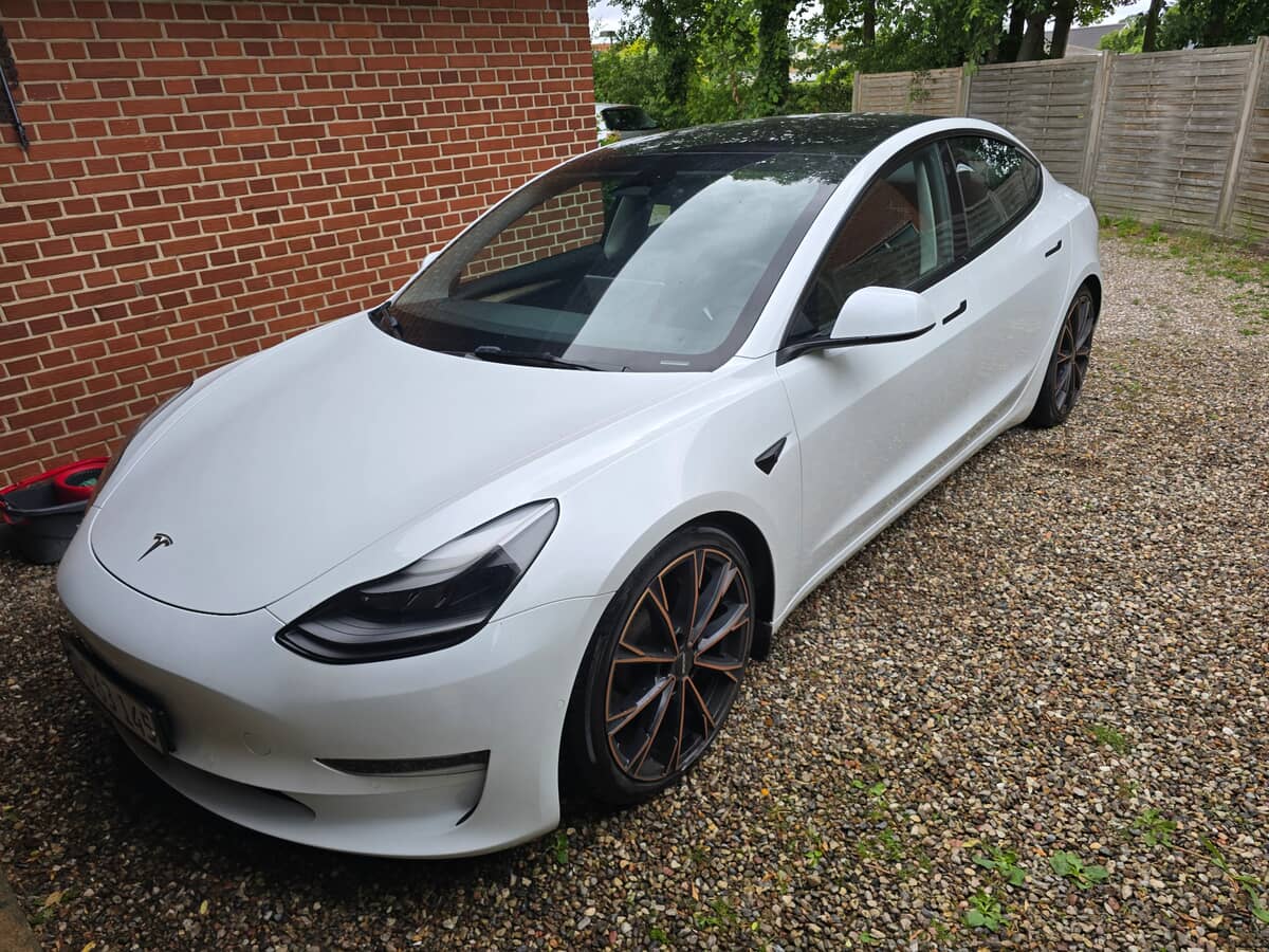 TESLA
Model 3 1