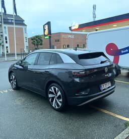 VOLKSWAGEN 
                ID.4 Thumbnail 4