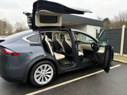 TESLA
Model X Thumbnail 7