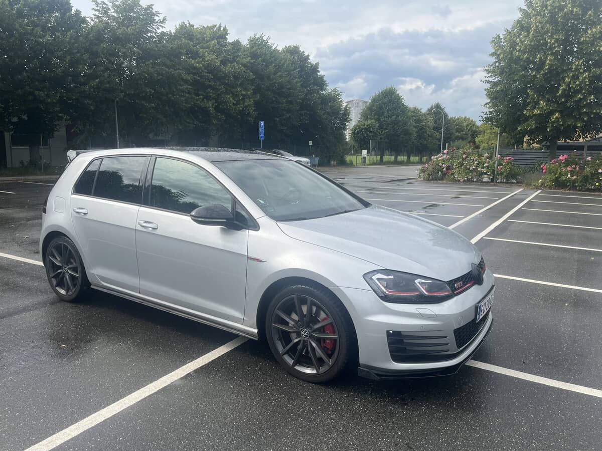 VOLKSWAGEN
Golf GTI Performance 1