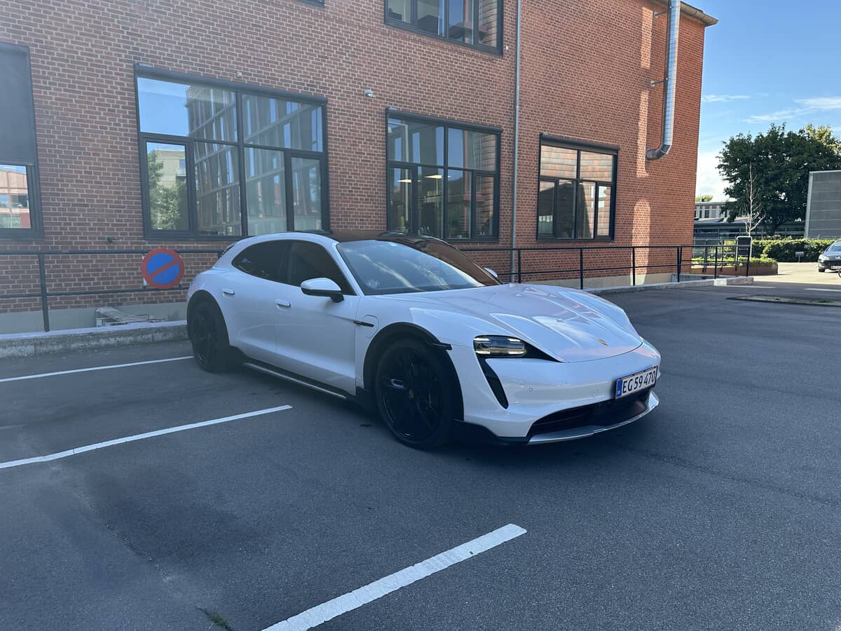 PORSCHE
Taycan 4 1